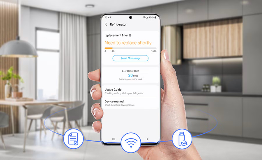 Ένα άτομο χρησιμοποιεί το SmartThings Home care και ελέγχει τον κύκλο χρήσης και αντικατάστασης του φίλτρου του ψυγείου.